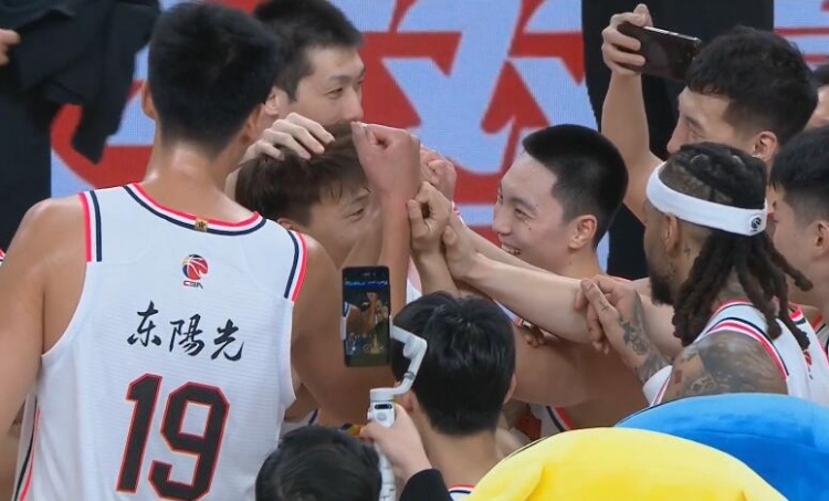 淚目！賽后廣東隊將趙睿圍在中間碰拳