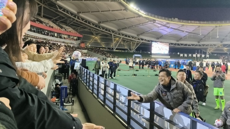 中國香港明星足球隊40載巡回賽樂山站，1-2不敵海浪明星足球隊