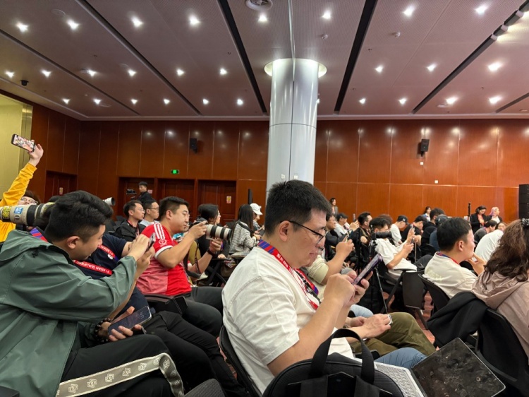 萬眾矚目！記者擠滿國足賽前新聞發(fā)布廳，賽場記者預(yù)計超300人