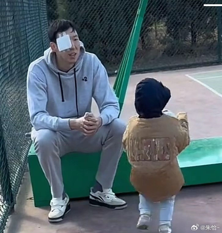 顧家好男人！記者曬出周琦手術(shù)后回歸家庭帶娃照片
