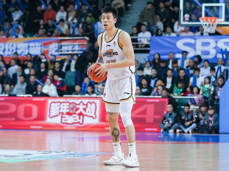 攻防俱佳！張鎮(zhèn)麟15中8拿到19分7板6助5斷2帽